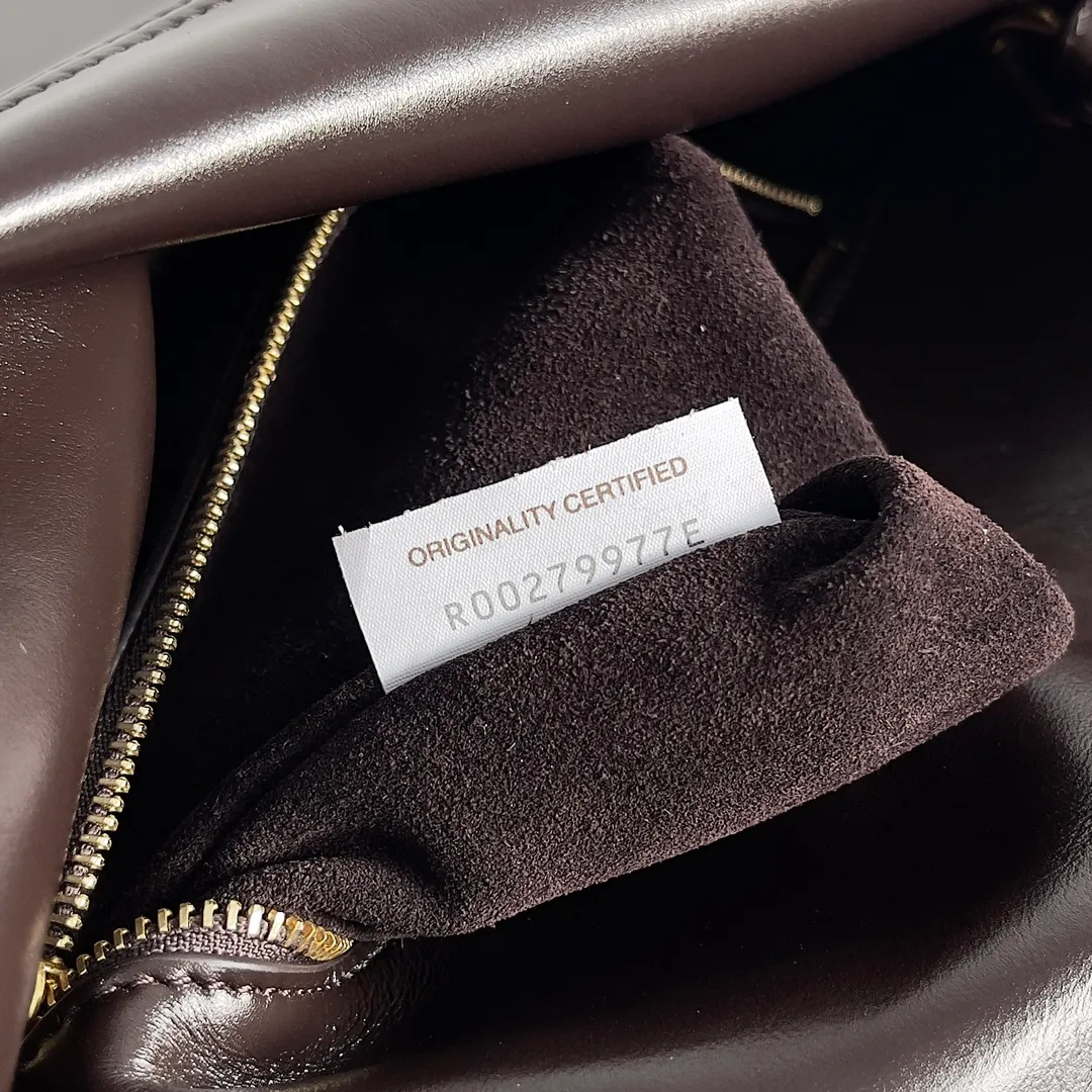 Batch 1680 Inspired by the 1970s, the Bottega Veneta women's logo shoulder bag has a smooth leather surface that brings a clean and handsome feel, just like the neatness and tenacity of a working woman. The front buckle is made of high-quality hardware pendant, the overall retro elegance, and the excellent leather feels soft. This Bottega Veneta series can be described as beautiful, weakening the complexity of the outfit, not competing for it, and only using the best quality to interpret itself. Style number: 806034 (large size) Size: 30*20*8cm